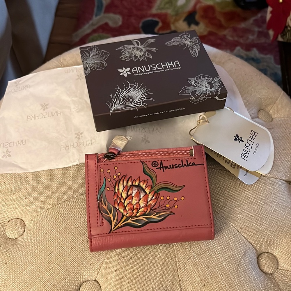 Anuschka Bifold.